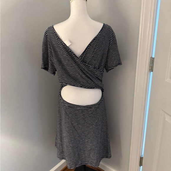 NWT • Gap ABOVE KNEE dress  with CRISS CROSS OPEN BACK• navy/white • XXL - Picture 2 of 9